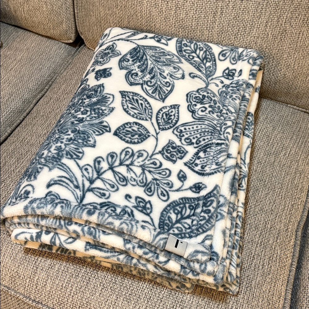 Thalia Sodi Throw Blanket